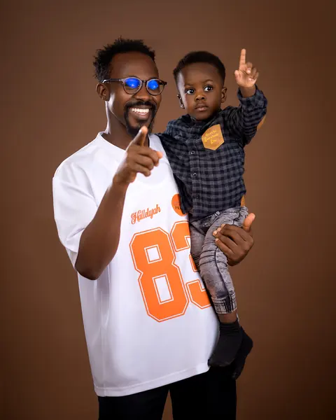 A customer and child in Aṣọ Ìgbàlódé clothing